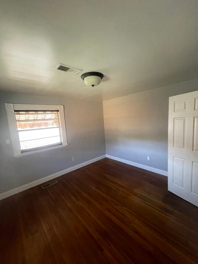 Foto del edificio - 718 W 41st St