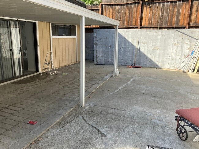 Building Photo - 1040 La Gonda Wy