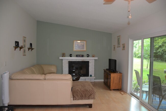 Foto del edificio - 5580 Shorewood Ln