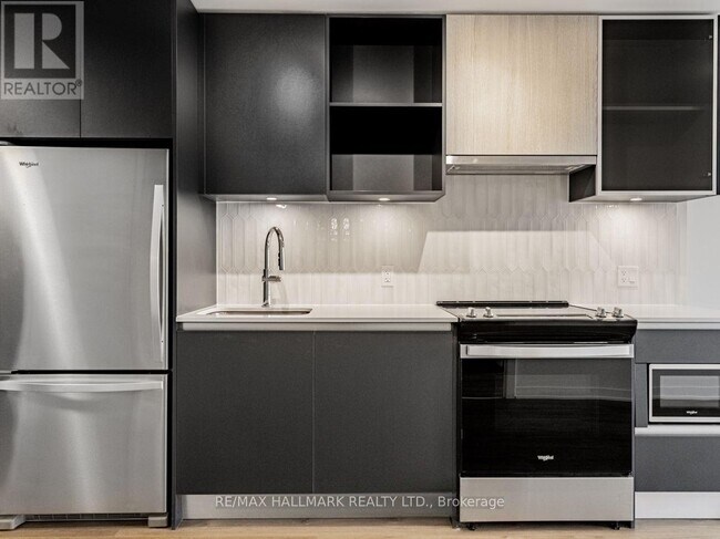 Building Photo - 395 Dundas St W