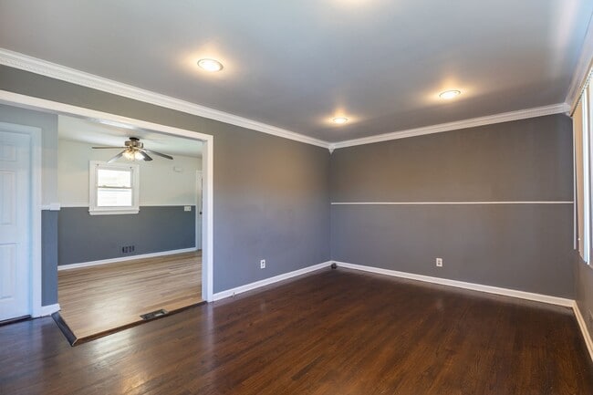 Foto del edificio - 4 bedrooms 1 bath