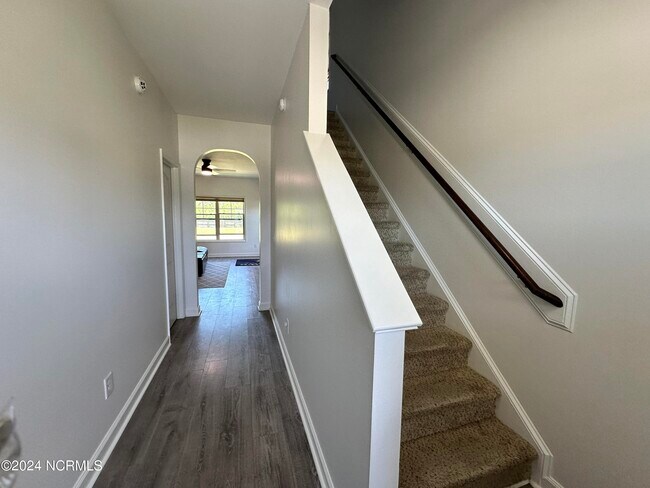 Building Photo - 206 Mango Pl N
