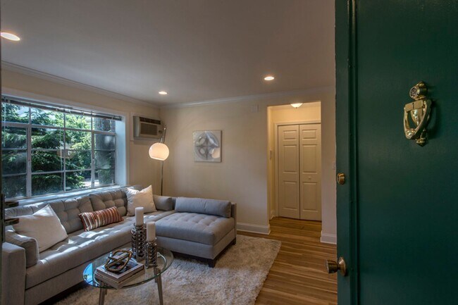 Foto del edificio - Sunny 1BR in Brookline | Heat & Hot Water Included | 9/1