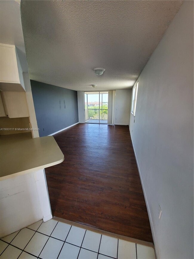 Foto del edificio - 8353 Lake Dr