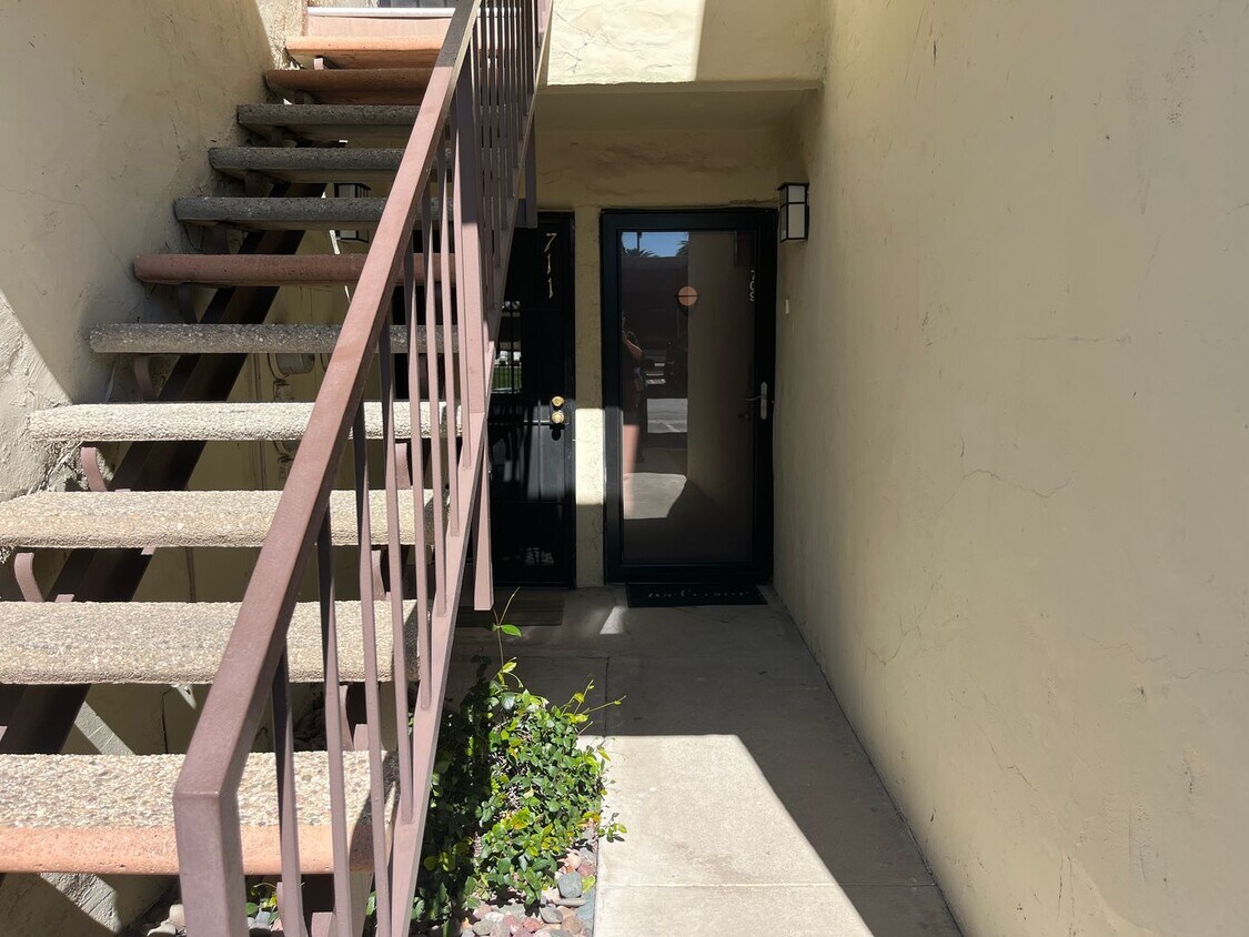 Building Photo - Long Term - 1 Bed 1 Bath in Palm Springs!