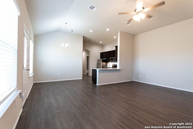 Building Photo - Luxury Townhome New Braunfels