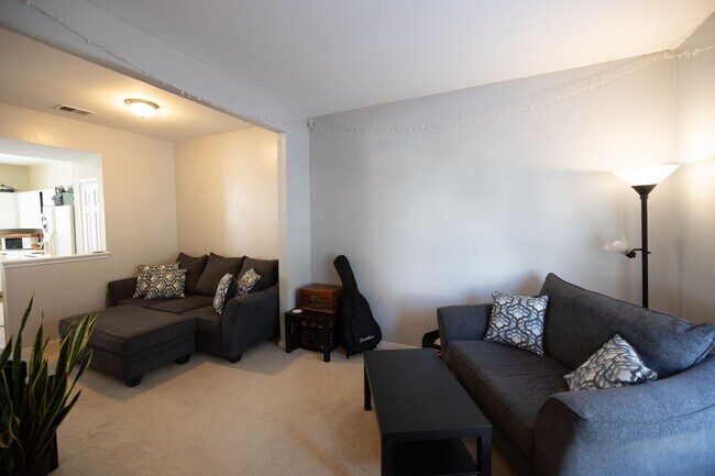 Building Photo - 3 bed/ 2.5 Bath - Townhouse in Laurel - Av...