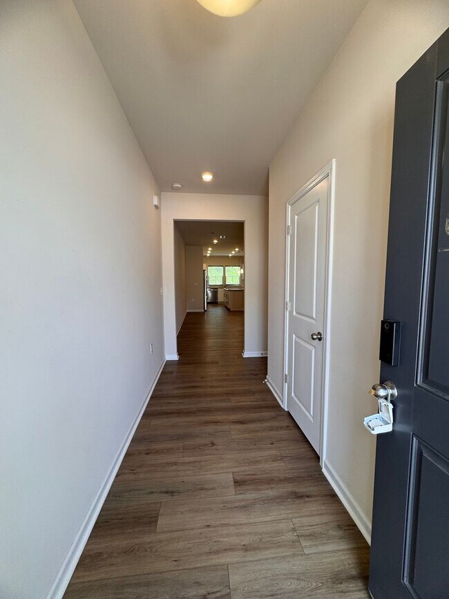 Building Photo - 3BR 2.5BA Townhome