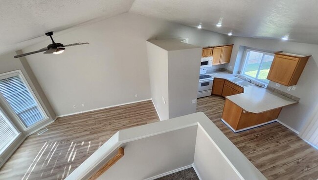 Building Photo - 4 bedroom, 2.5 bathroom home with all new ...