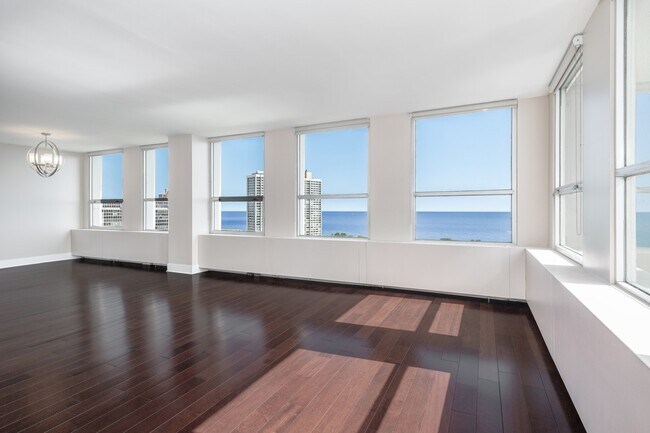Building Photo - 2626 N Lakeview Ave