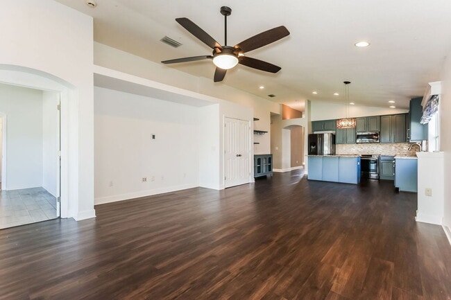 Foto del edificio - 6935 Runner Oak Dr