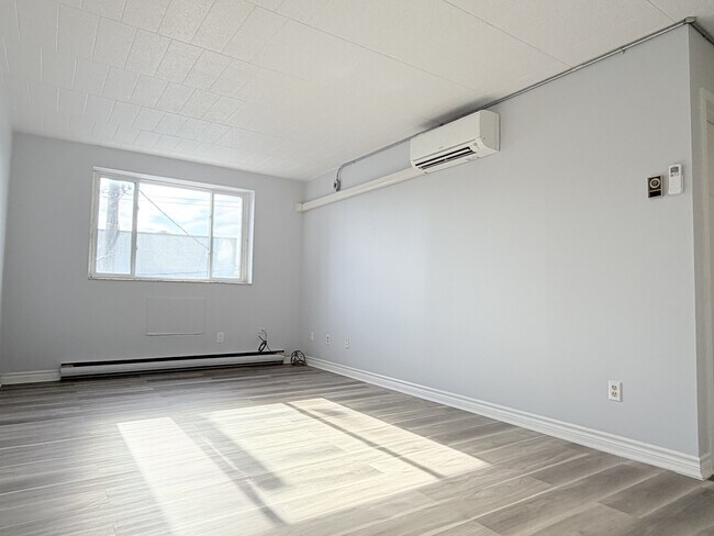 Building Photo - 360 Tecumseh Rd W