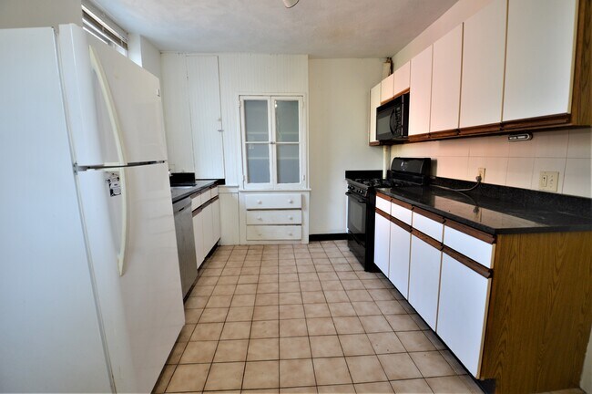 Building Photo - 48 Linden Pl