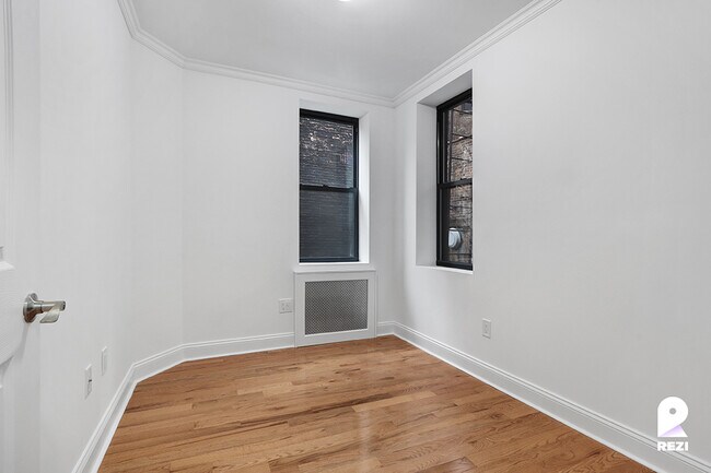 Building Photo - 295 Maple St