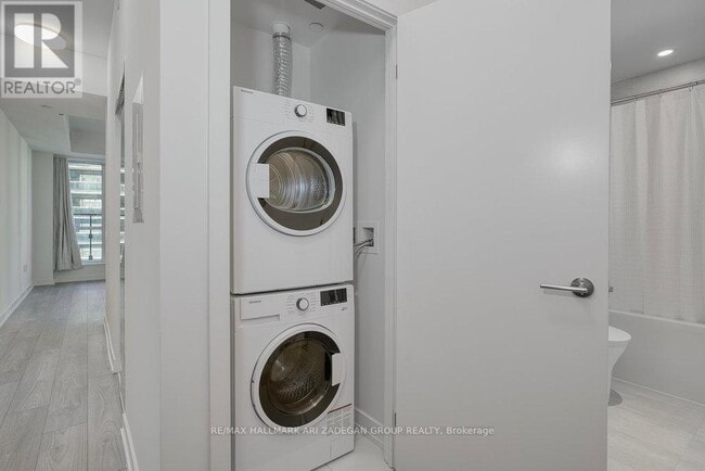 Photo du bâtiment - 120 Broadway Ave