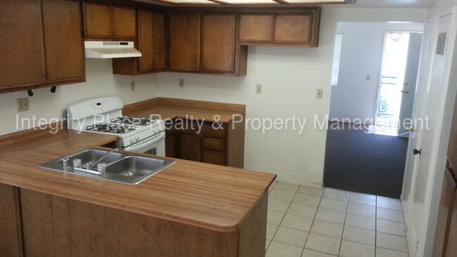 Building Photo - Nice apartment with 1 car garage