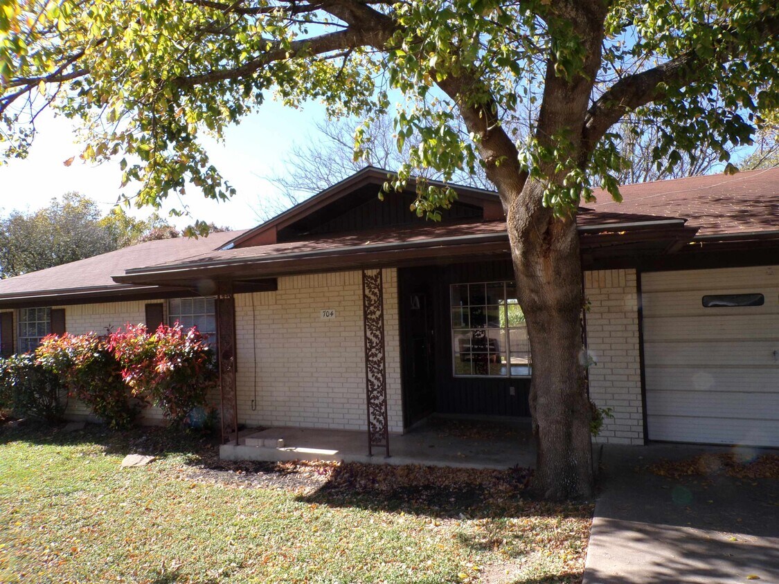 Primary Photo - 704 N Hill St