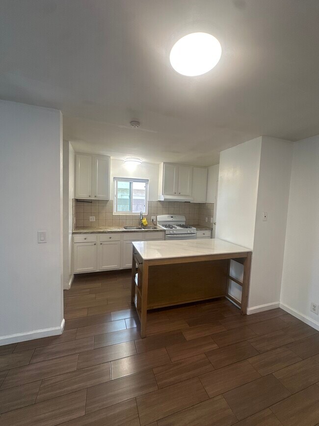 Foto del edificio - 531 N Batavia St