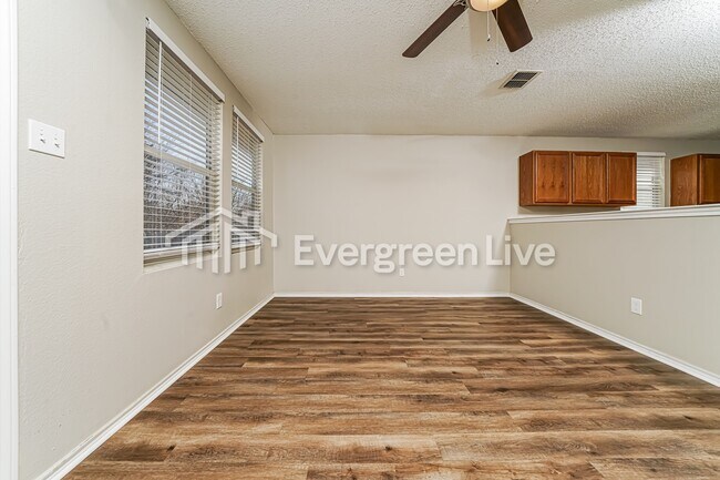 Foto del edificio - 1012 Willow Tree Dr