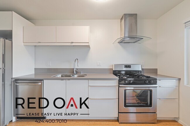 Building Photo - Beautiful and Bright One Bedroom Featuring...