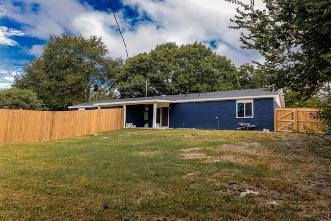 Building Photo - 811 Matchett St