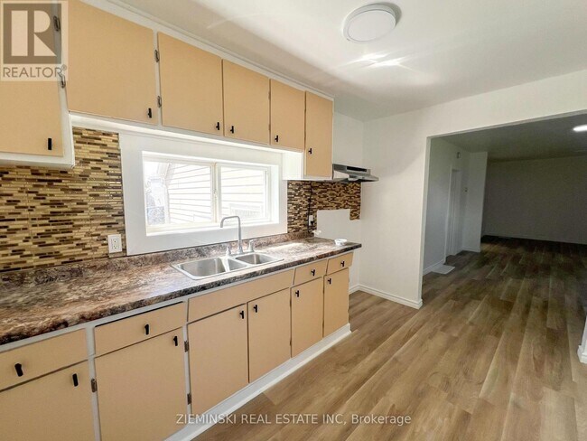 Building Photo - 310 9th Ave