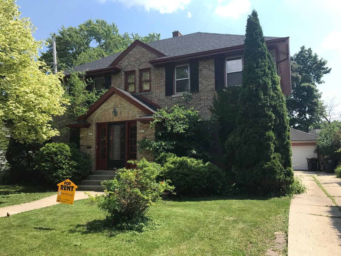 8419 Hillcrest Dr, Wauwatosa, WI 53226 Townhome Rentals in Wauwatosa