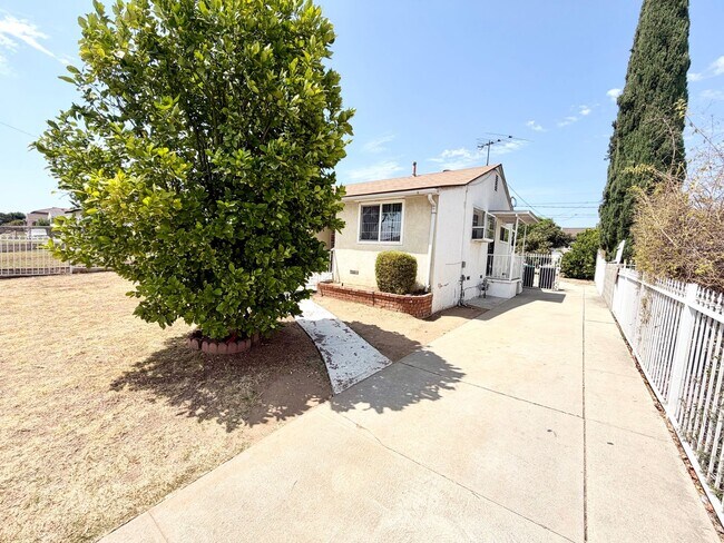 Foto del edificio - ***Gated 3 bed 2 bath House in Monterey Park***