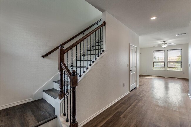 Foto del edificio - 6209 Garden Rose Path