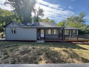 Building Photo - 301 Yew Ln
