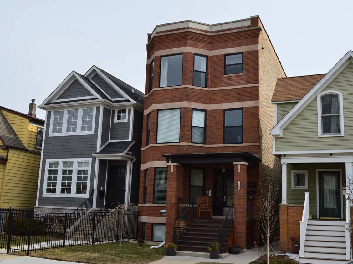 Primary Photo - 4145 N Oakley Ave