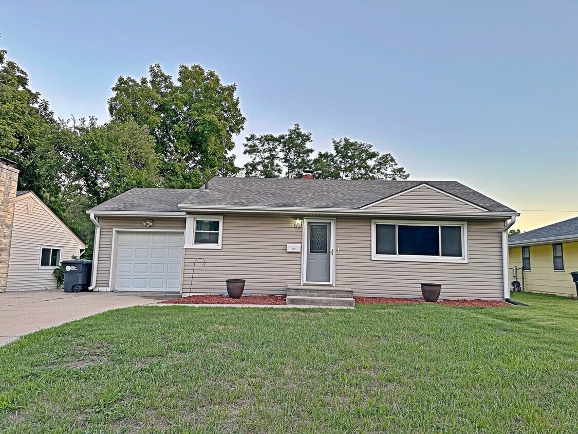 Primary Photo - 6755 Blondo St