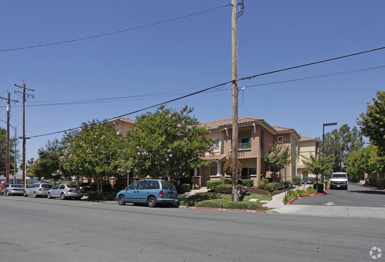 Foto del edificio - Rose Garden Apartments