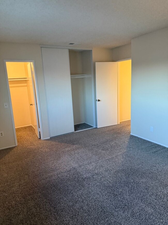 Foto del edificio - 8266-8266 Linden Rd