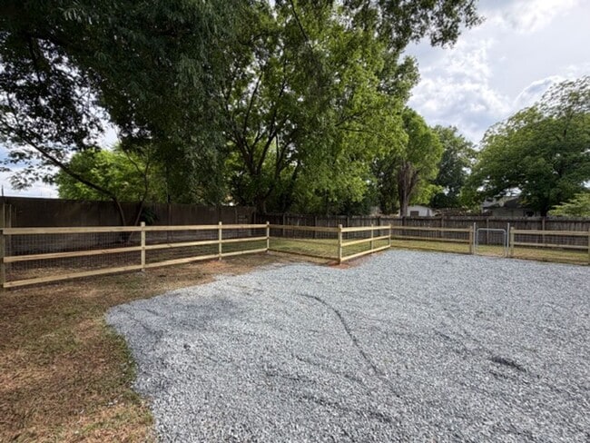 Building Photo - 1/2 MO/OFF SPECIAL - 3 bed/2 bath Fenced yard