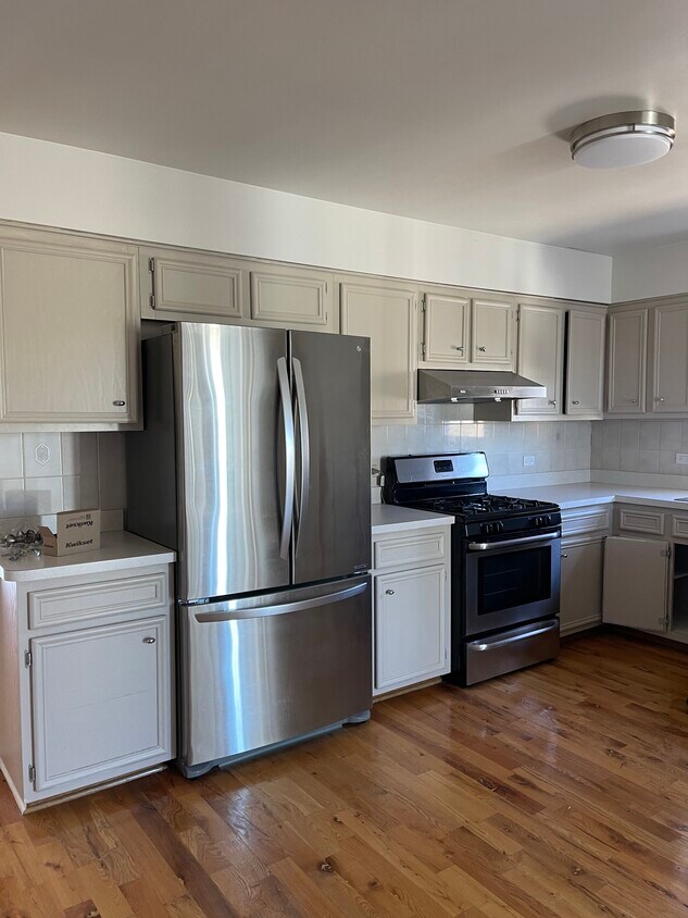 Kitchen with separate eating area - 8833 N Greenwood Ave