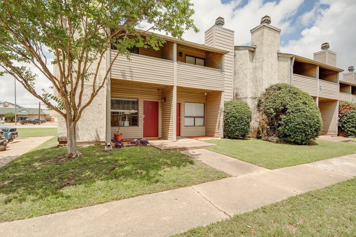 JUNE MOVE IN! 2 Bedroom 1.5 Bathroom Townhome On Bus Route! - JUNE MOVE IN! 2 Bedroom 1.5 Bathroom Townhome On Bus Route!