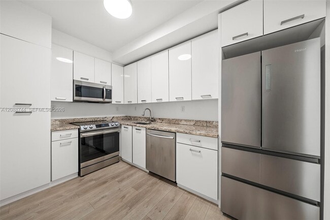 Building Photo - 5005 Collins Ave