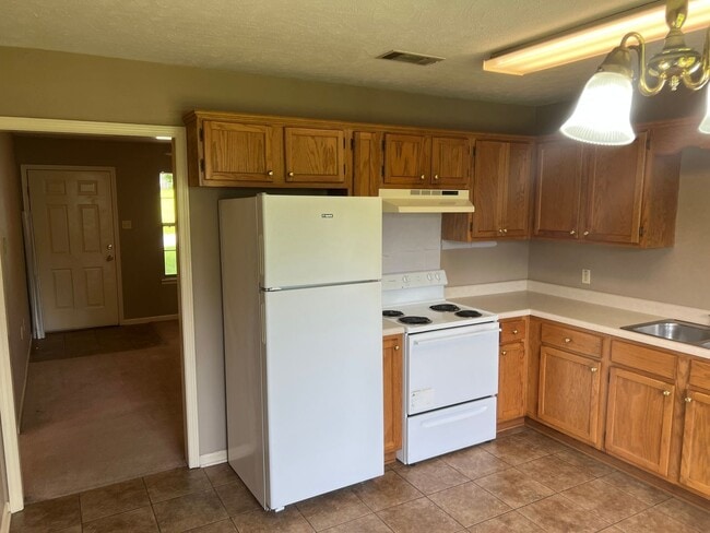 Building Photo - 3 Bed 2 Bath Home