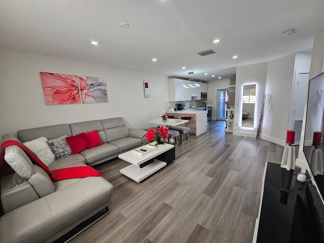Photo - 203 E 3rd St (Hialeah, FL)