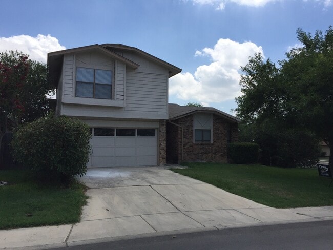 Building Photo - NICE 3 BEDROOM LOCATED ON A LARGE CORNER LOT*COUNTRY KITCHEN WITH ISLAND*LARGE MASTER BR DOWN W/ ...