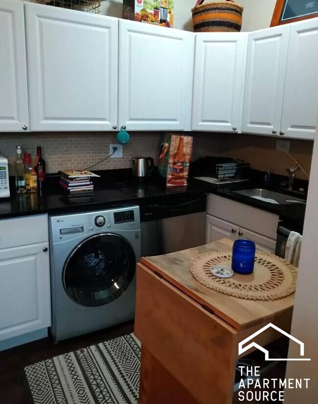 Building Photo - 3345 N Marshfield Ave