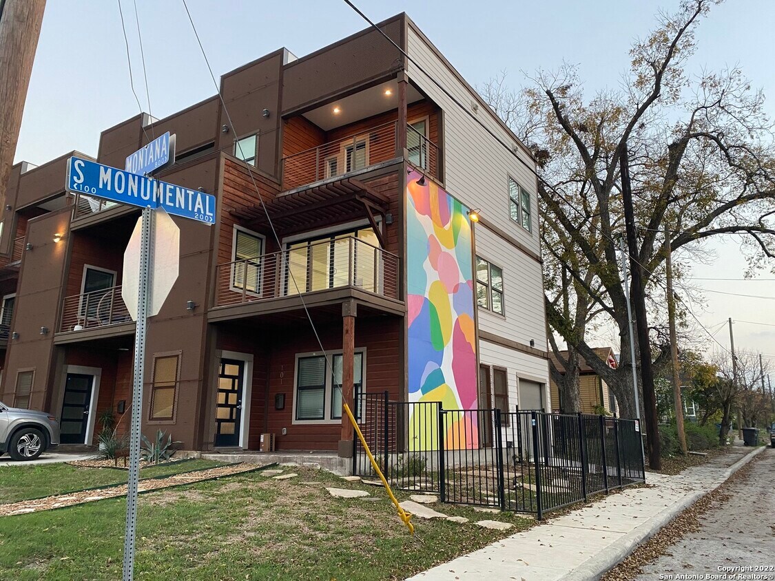 Primary Photo - 902 Montana St
