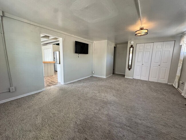 Building Photo - Los Ranchos Casita with Utilities Included!