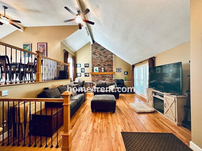 Foto del edificio - A Lovely, Four Bedroom Lenexa Home w/ Wood...