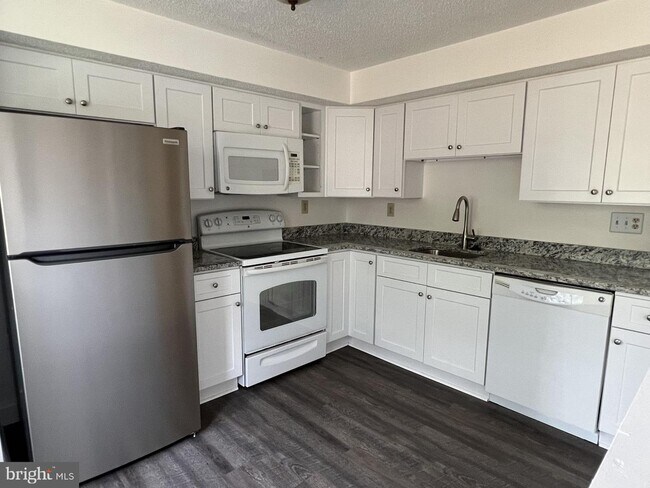 Building Photo - 3329 Wyndale Ct