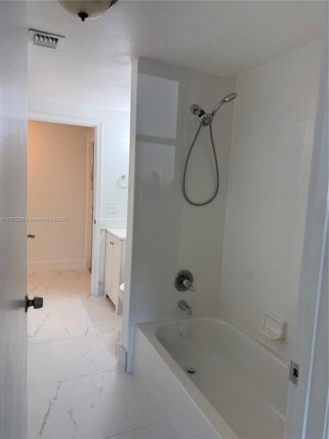 Building Photo - 2 bedroom in Davie FL 33024