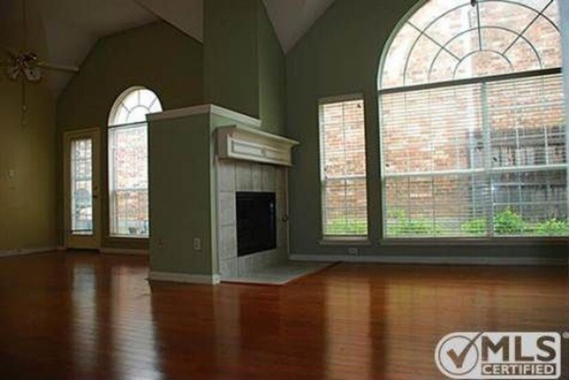 Building Photo - 3020 Sawtooth Dr