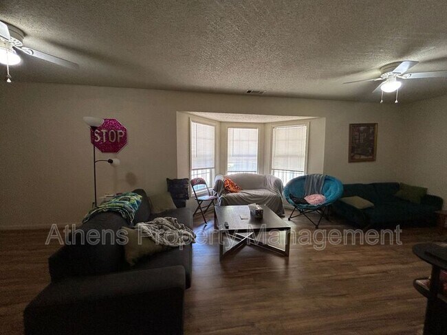 Foto del edificio - 1824 Cedar Shoals Dr