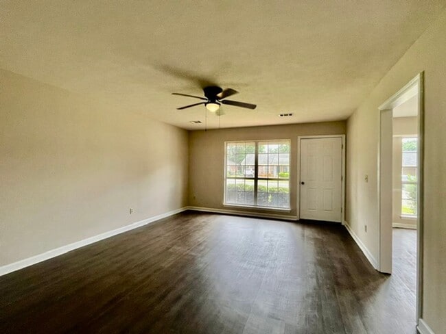 Building Photo - Pebblecreek Dr #6 &amp; 8